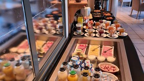 Un espace buffet proposant une variété de plats et de boissons.