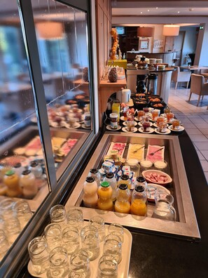 Habitación cuádruple estándar, baño en la habitación | Alimentos y bebidas