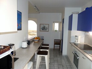 Fridge, microwave, oven, stovetop - House with sea view (Landunvez)