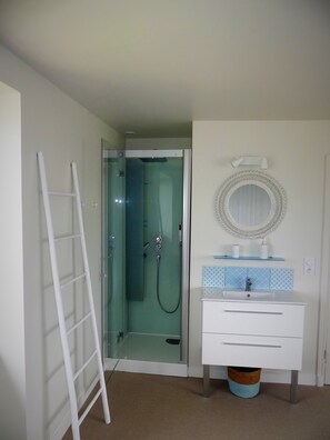 Hair dryer, towels, soap, shampoo - House with sea view (Landunvez)