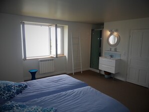 4 bedrooms, WiFi, bed sheets - House with sea view (Landunvez)