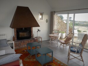 TV, fireplace - House with sea view (Landunvez)