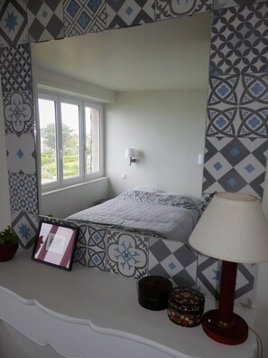 4 bedrooms, WiFi, bed sheets - House with sea view (Landunvez)