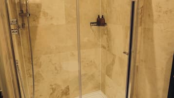 Basic Double Room | Desk, soundproofing, iron/ironing board, free WiFi