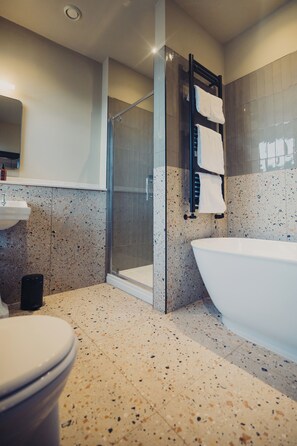Chambre Quadruple Familiale | Salle de bain | Douche, articles de toilette gratuits, sèche-cheveux, peignoirs