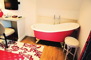 Shower, perlengkapan mandi gratis, pengering rambut, dan jubah mandi