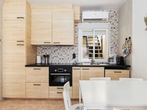 Een koelkast, een microgolfoven, een vaatwasser