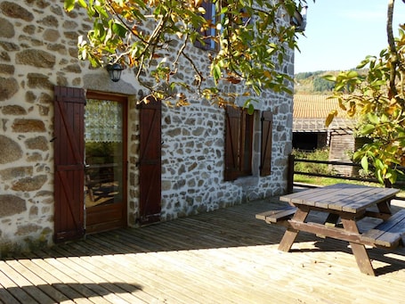 Outdoor dining. Rustic house with fireplace, garden, and pets allowed in Laprugne