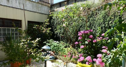 Maison cosy à Moulins : proche centre, cour fleurie, vélos, WiFi et draps fournis