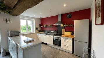 Kühlschrank, Mikrowelle, Ofen, Geschirrspüler