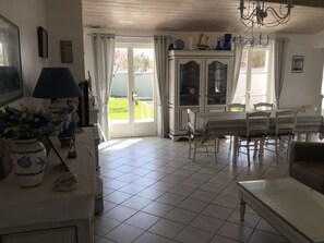 Télévision, cheminée, lecteur de DVD, livres