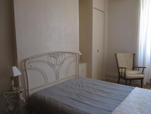 3 bedrooms, free WiFi, bed sheets - Detached house in Huriel with Wifi (Huriel)