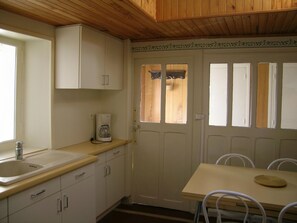 Fridge, microwave, dishwasher - Detached house in Huriel with Wifi (Huriel)
