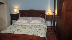 1 bedroom, bed sheets