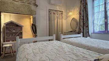 6 bedrooms, free WiFi, bed sheets