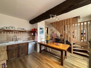 Fridge, microwave, dishwasher - Large family house with garden, Wifi, pets allowed (Trézelles)