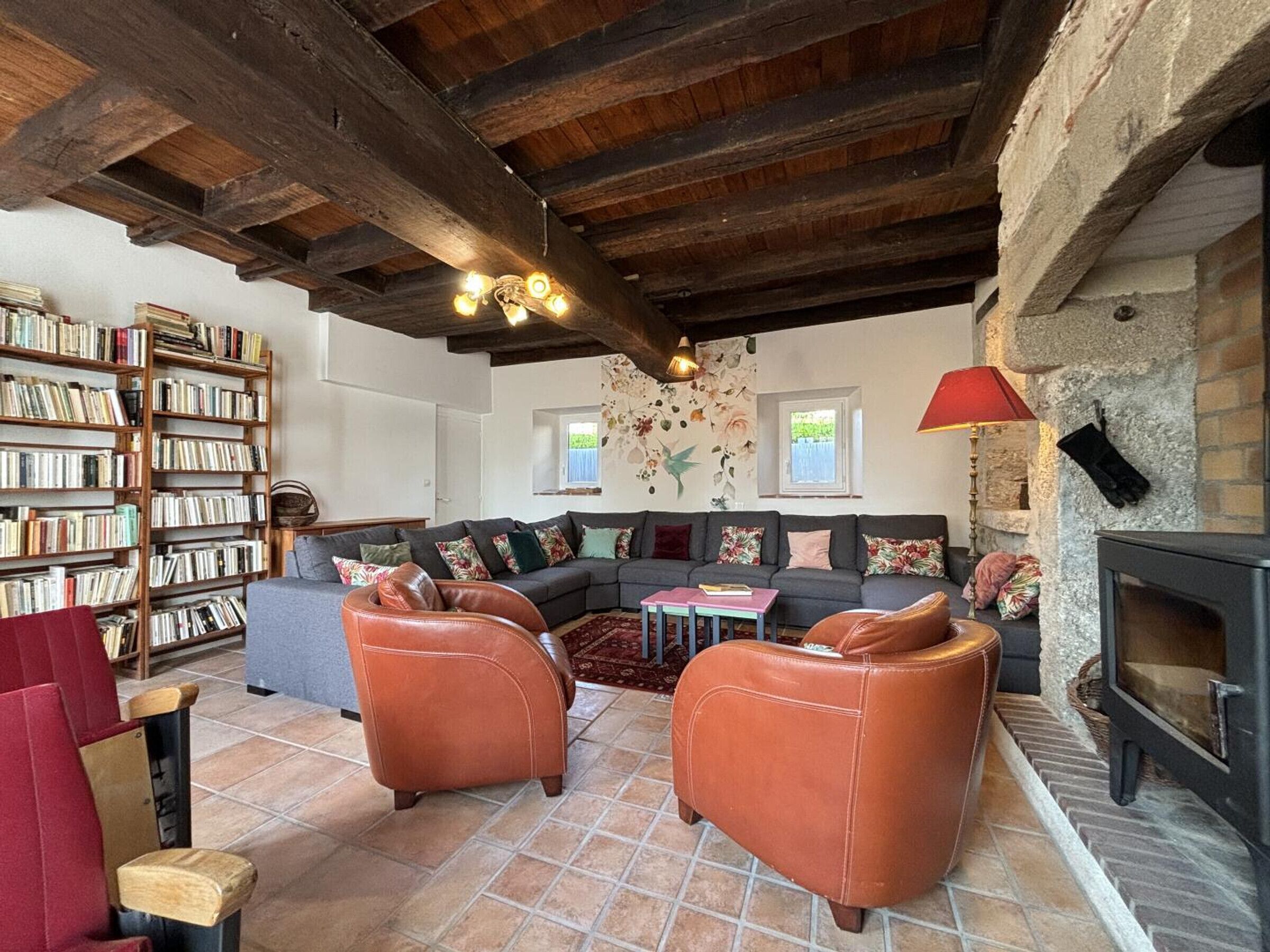 TV, caminetto, lettore DVD, tavolo da calcetto