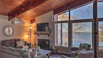 Fernseher, Kamin, Bücher