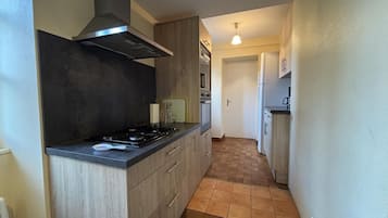 Een koelkast, een microgolfoven, een oven, een vaatwasser