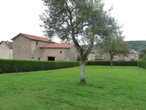 Spacious cottage with garden, pets allowed