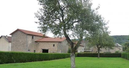 Spacious cottage with garden, pets allowed