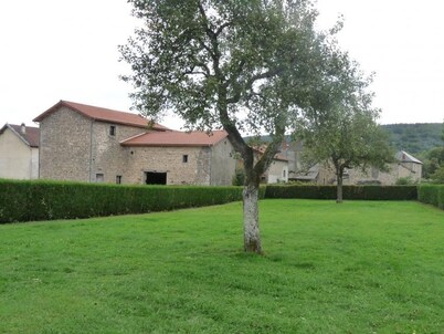 Spacious cottage with garden, pets allowed