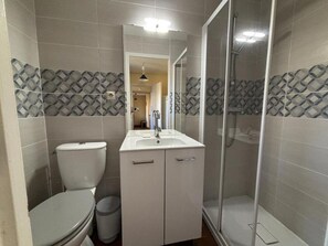 Hair dryer - Spacious lodging in La Guillermie, pets allowed, garden (La Guillermie)