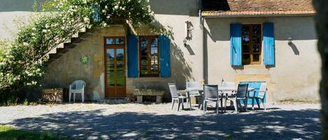 تناول الطعام بالخارج