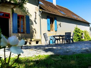 Outdoor dining - Countryside cottage with pool and Wifi in Souvigny (Souvigny)
