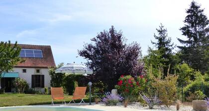 Charmantes Ferienhaus mit Gemeinschaftspool im Herzen des Dorfes