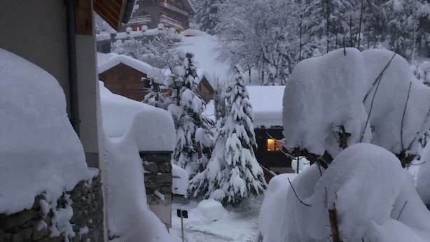 A snowy landscape with a stone wall and a wooden building partially covered in snow. - Nice 2 rooms for 2 to 4 people in quiet hamlet with superb view on Mont-Blanc (Chamonix-Mont-Blanc)