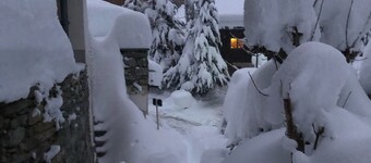 Nice 2 rooms for 2 to 4 people in quiet hamlet with superb view on Mont-Blanc