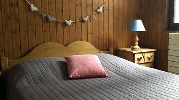 1 slaapkamer, een strijkplank/strijkijzer, gratis wifi, beddengoed