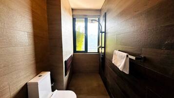 Quadrupla Deluxe | Bagno | Doccia, soffione a pioggia, accappatoio, asciugamani