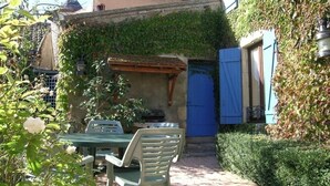 Outdoor dining - Charming Village Gîte with Terrace, Garden, and Modern Amenities near Vichy (Billy)