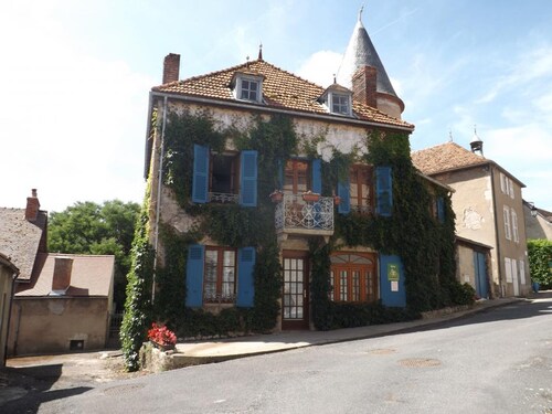 Charmant gîte près d'un château avec jardin, terrasse, parking et WiFi, à 14 km de Vichy