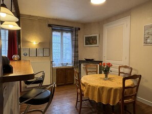 Dining - Charming Village Gîte with Terrace, Garden, and Modern Amenities near Vichy (Billy)