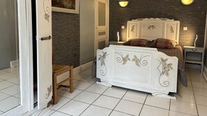 2 bedrooms, free WiFi, bed sheets - Charming Village Gîte with Terrace, Garden, and Modern Amenities near Vichy (Billy)