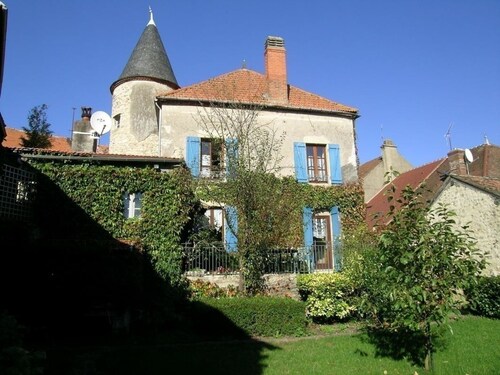 Charmant gîte près d'un château avec jardin, terrasse, parking et WiFi, à 14 km de Vichy