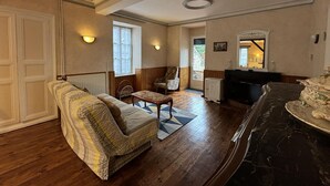 TV - Charming Village Gîte with Terrace, Garden, and Modern Amenities near Vichy (Billy)