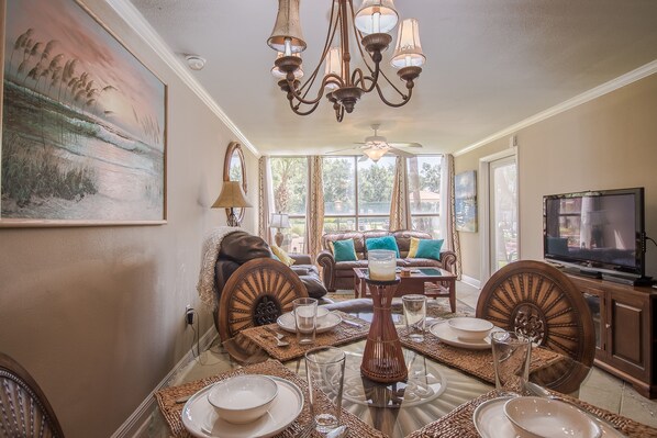 Dining - Sunshine On My Mind! Biloxi Beach-- That's A Sign! 2 Bedroom/2 Bath-Sleeps 6! (Biloxi)