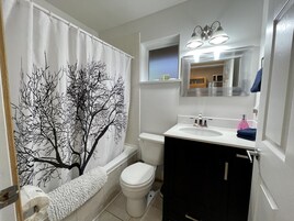 Cabana (Cozy Cabin centrally located - Love S) | Banheiro | Secador de cabelo, toalhas de banho