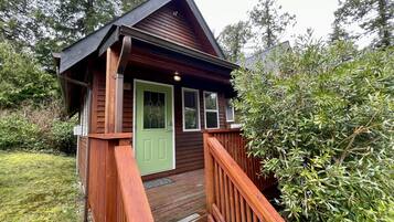 House (Great Couples Cabin centrally located) | Bahagian luar