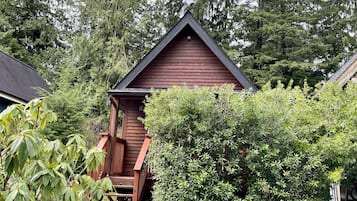 House (Great Couples Cabin centrally located) | Exterior