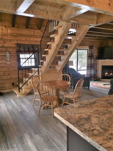 Comfortable Canada Cabin - DIRECT ATV AND SNOWMOBILE TRAIL ACCESS!