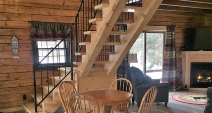 Comfortable Canada Cabin - DIRECT ATV AND SNOWMOBILE TRAIL ACCESS!
