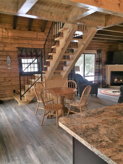 Comfortable Canada Cabin - DIRECT ATV AND SNOWMOBILE TRAIL ACCESS!