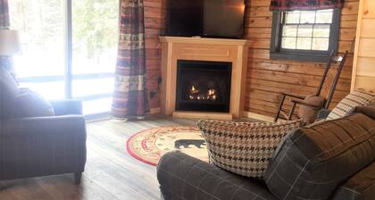 Comfortable Canada Cabin - DIRECT ATV AND SNOWMOBILE TRAIL ACCESS!