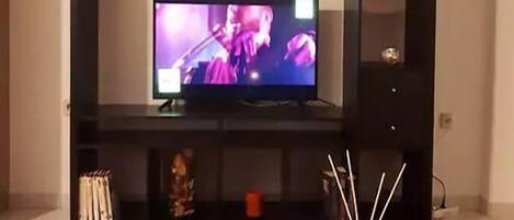 Apartament, 2 dormitoris | Sala d'estar | Televisor de pantalla plana