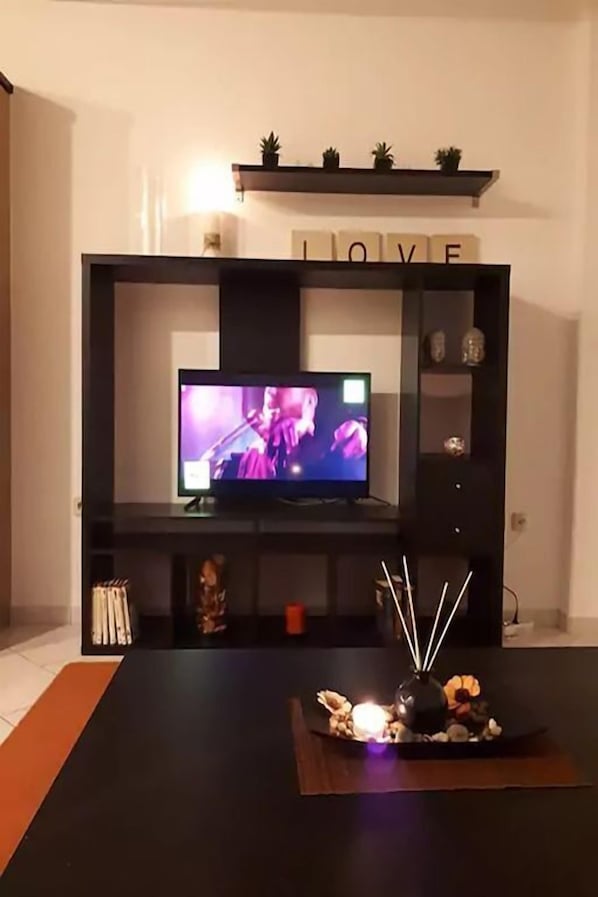 Apartment, 2 Bedrooms | Living area
